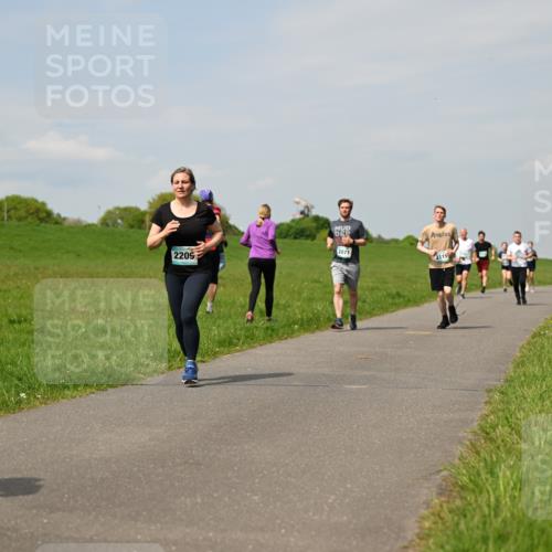 10.05.2026 - 8. Wedeler Halbmarathon Dr. Thomas Lammeyer http://msf.ph/oto/9694047 10.05.2026 11:18:52 Laufen 2071, 2209, 2115 meine-sportfotos.de