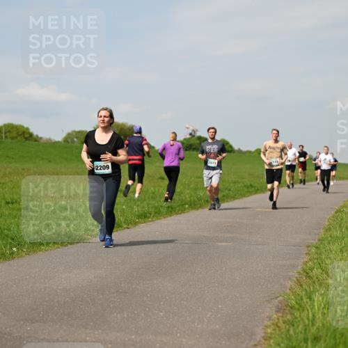 10.05.2026 - 8. Wedeler Halbmarathon Dr. Thomas Lammeyer http://msf.ph/oto/9694052 10.05.2026 11:18:52 Laufen 2071, 115, 2209 meine-sportfotos.de