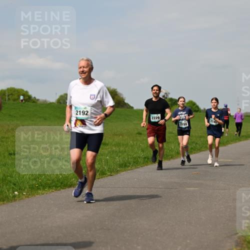10.05.2026 - 8. Wedeler Halbmarathon Dr. Thomas Lammeyer http://msf.ph/oto/9694179 10.05.2026 11:19:02 Laufen 2192, 2229, 214, 2155 meine-sportfotos.de