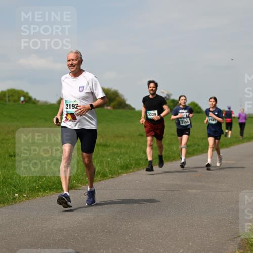 10.05.2026 - 8. Wedeler Halbmarathon Dr. Thomas Lammeyer http://msf.ph/oto/9694182 10.05.2026 11:19:02 Laufen 2192, 2229, 2155, 2147 meine-sportfotos.de