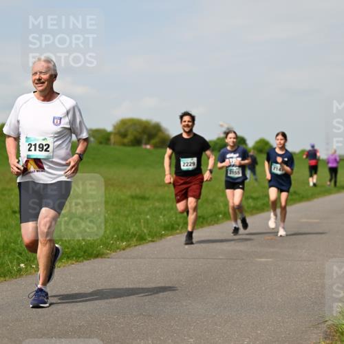 10.05.2026 - 8. Wedeler Halbmarathon Dr. Thomas Lammeyer http://msf.ph/oto/9694188 10.05.2026 11:19:03 Laufen 2192, 2229, 2155 meine-sportfotos.de