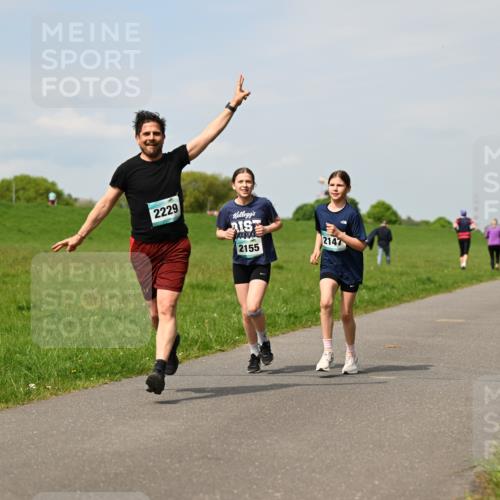 10.05.2026 - 8. Wedeler Halbmarathon Dr. Thomas Lammeyer http://msf.ph/oto/9694216 10.05.2026 11:19:04 Laufen 2229, 2155, 2147 meine-sportfotos.de