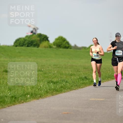 10.05.2026 - 8. Wedeler Halbmarathon Dr. Thomas Lammeyer http://msf.ph/oto/9694362 10.05.2026 11:19:23 Laufen 2226, 2227 meine-sportfotos.de