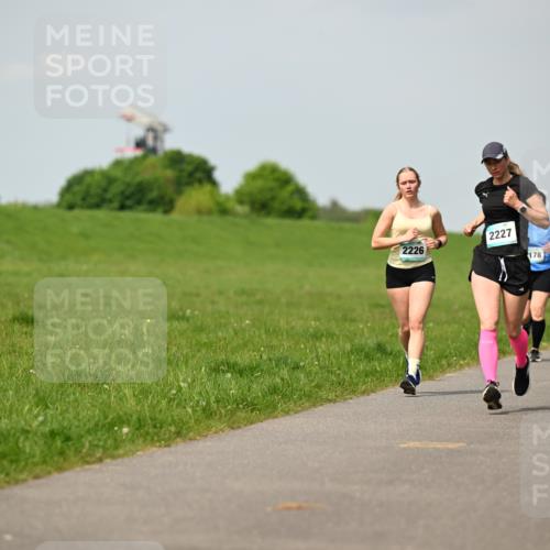 10.05.2026 - 8. Wedeler Halbmarathon Dr. Thomas Lammeyer http://msf.ph/oto/9694370 10.05.2026 11:19:23 Laufen 2226, 2227, 178 meine-sportfotos.de
