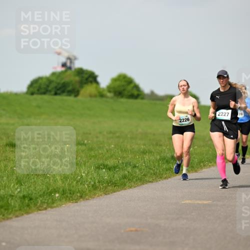 10.05.2026 - 8. Wedeler Halbmarathon Dr. Thomas Lammeyer http://msf.ph/oto/9694373 10.05.2026 11:19:23 Laufen 2226, 2227 meine-sportfotos.de