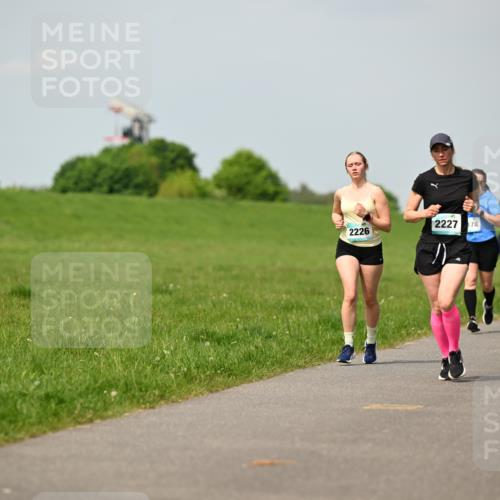 10.05.2026 - 8. Wedeler Halbmarathon Dr. Thomas Lammeyer http://msf.ph/oto/9694375 10.05.2026 11:19:23 Laufen 2226, 2227, 178 meine-sportfotos.de