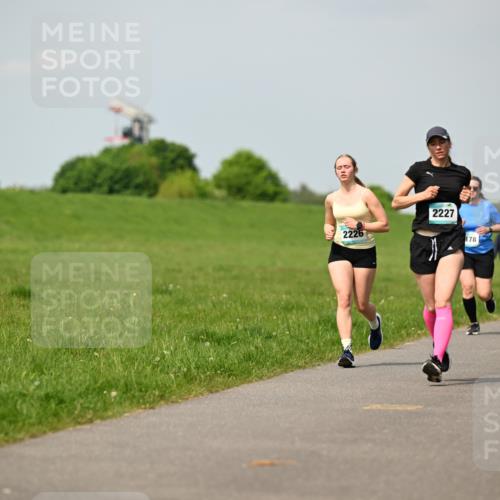 10.05.2026 - 8. Wedeler Halbmarathon Dr. Thomas Lammeyer http://msf.ph/oto/9694378 10.05.2026 11:19:24 Laufen 2226, 2227, 178 meine-sportfotos.de