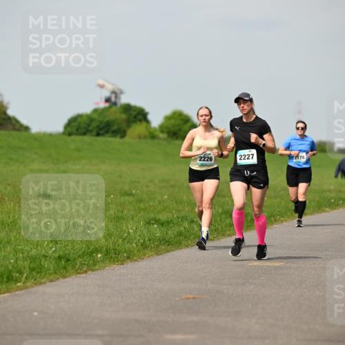 10.05.2026 - 8. Wedeler Halbmarathon Dr. Thomas Lammeyer http://msf.ph/oto/9694391 10.05.2026 11:19:25 Laufen 2226, 2227, 2178 meine-sportfotos.de