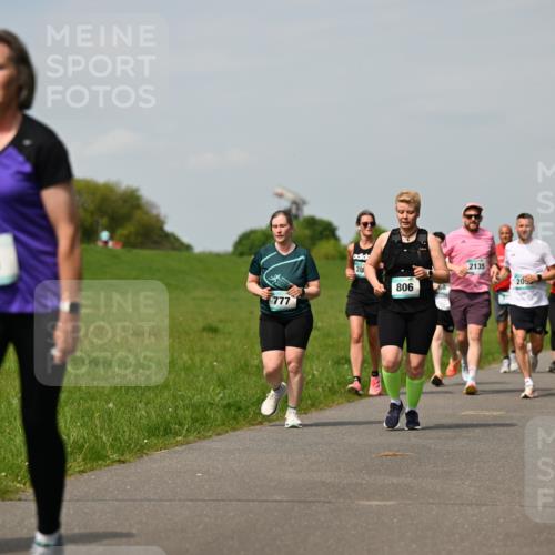 10.05.2026 - 8. Wedeler Halbmarathon Dr. Thomas Lammeyer http://msf.ph/oto/9694668 10.05.2026 11:19:47 Laufen 526, 711, 777, 201, 806, 2135 meine-sportfotos.de