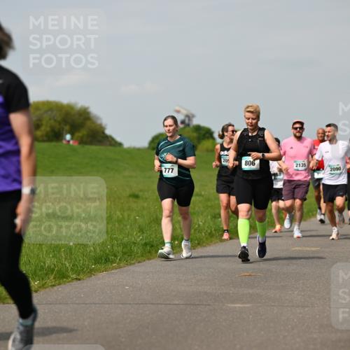 10.05.2026 - 8. Wedeler Halbmarathon Dr. Thomas Lammeyer http://msf.ph/oto/9694672 10.05.2026 11:19:47 Laufen 711, 777, 806, 2135, 2090, 672 meine-sportfotos.de