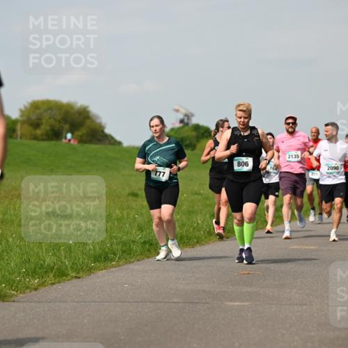 10.05.2026 - 8. Wedeler Halbmarathon Dr. Thomas Lammeyer http://msf.ph/oto/9694677 10.05.2026 11:19:47 Laufen 711, 777, 806, 168, 2135, 2090, 875, 873 meine-sportfotos.de