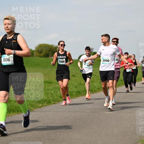 10.05.2026 - 8. Wedeler Halbmarathon Dr. Thomas Lammeyer http://msf.ph/oto/9694726 10.05.2026 11:19:51 Laufen 806, 2089, 2090, 135, 777, 168, 872 meine-sportfotos.de