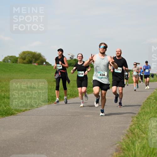 10.05.2026 - 8. Wedeler Halbmarathon Dr. Thomas Lammeyer http://msf.ph/oto/9694831 10.05.2026 11:19:59 Laufen 2154, 2211, 2210, 438 meine-sportfotos.de