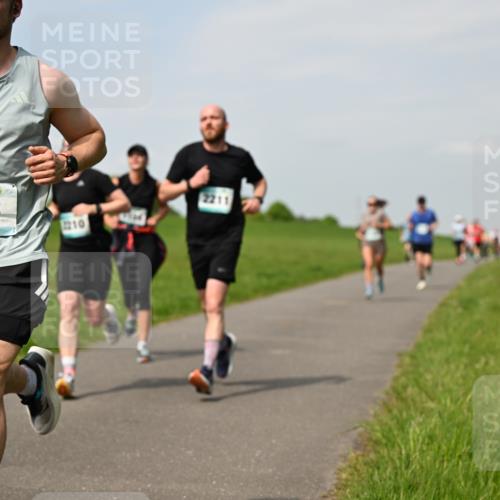 10.05.2026 - 8. Wedeler Halbmarathon Dr. Thomas Lammeyer http://msf.ph/oto/9694861 10.05.2026 11:20:01 Laufen 438, 2210, 2211 meine-sportfotos.de