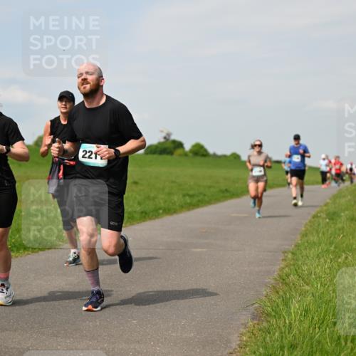 10.05.2026 - 8. Wedeler Halbmarathon Dr. Thomas Lammeyer http://msf.ph/oto/9694868 10.05.2026 11:20:02 Laufen 2210, 221 meine-sportfotos.de