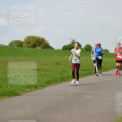 10.05.2026 - 8. Wedeler Halbmarathon Dr. Thomas Lammeyer http://msf.ph/oto/9694978 10.05.2026 11:20:11 Laufen 865, 927, 970, 655, 933 meine-sportfotos.de