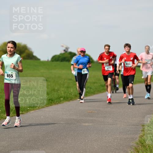 10.05.2026 - 8. Wedeler Halbmarathon Dr. Thomas Lammeyer http://msf.ph/oto/9695008 10.05.2026 11:20:13 Laufen 655, 970, 927, 933 meine-sportfotos.de