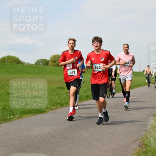 10.05.2026 - 8. Wedeler Halbmarathon Dr. Thomas Lammeyer http://msf.ph/oto/9695044 10.05.2026 11:20:16 Laufen 927, 933 meine-sportfotos.de