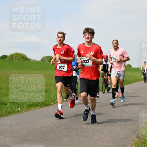 10.05.2026 - 8. Wedeler Halbmarathon Dr. Thomas Lammeyer http://msf.ph/oto/9695052 10.05.2026 11:20:17 Laufen 927, 933 meine-sportfotos.de