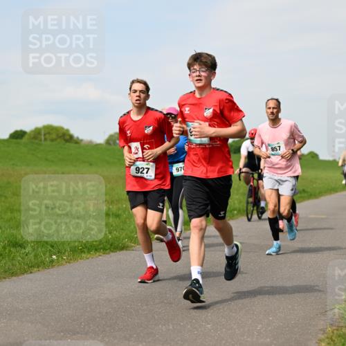 10.05.2026 - 8. Wedeler Halbmarathon Dr. Thomas Lammeyer http://msf.ph/oto/9695054 10.05.2026 11:20:17 Laufen 927, 128, 970, 857 meine-sportfotos.de