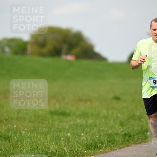 10.05.2026 - 8. Wedeler Halbmarathon Dr. Thomas Lammeyer http://msf.ph/oto/9695153 10.05.2026 11:20:41 Laufen 963 meine-sportfotos.de