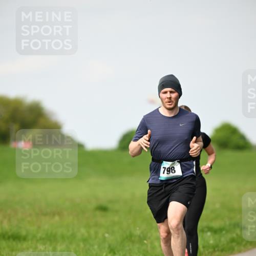 10.05.2026 - 8. Wedeler Halbmarathon Dr. Thomas Lammeyer http://msf.ph/oto/9695188 10.05.2026 11:20:59 Laufen 798 meine-sportfotos.de
