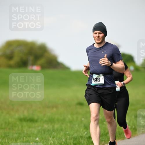 10.05.2026 - 8. Wedeler Halbmarathon Dr. Thomas Lammeyer http://msf.ph/oto/9695193 10.05.2026 11:20:59 Laufen 798 meine-sportfotos.de