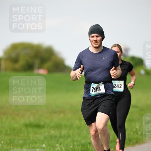 10.05.2026 - 8. Wedeler Halbmarathon Dr. Thomas Lammeyer http://msf.ph/oto/9695198 10.05.2026 11:20:59 Laufen 242, 798 meine-sportfotos.de