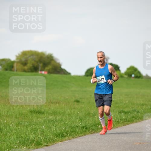 10.05.2026 - 8. Wedeler Halbmarathon Dr. Thomas Lammeyer http://msf.ph/oto/9695297 10.05.2026 11:21:15 Laufen 1042 meine-sportfotos.de