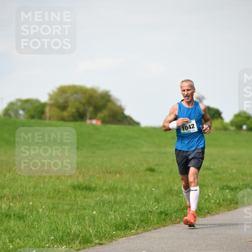 10.05.2026 - 8. Wedeler Halbmarathon Dr. Thomas Lammeyer http://msf.ph/oto/9695298 10.05.2026 11:21:15 Laufen 1042 meine-sportfotos.de