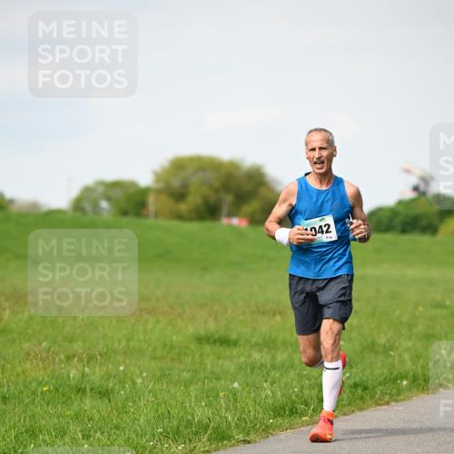 10.05.2026 - 8. Wedeler Halbmarathon Dr. Thomas Lammeyer http://msf.ph/oto/9695313 10.05.2026 11:21:16 Laufen 942, 894 meine-sportfotos.de