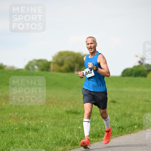 10.05.2026 - 8. Wedeler Halbmarathon Dr. Thomas Lammeyer http://msf.ph/oto/9695320 10.05.2026 11:21:16 Laufen 042 meine-sportfotos.de