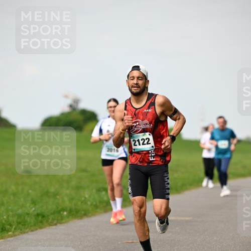 10.05.2026 - 8. Wedeler Halbmarathon Dr. Thomas Lammeyer http://msf.ph/oto/9695356 10.05.2026 11:21:19 Laufen 7001, 2016, 2122 meine-sportfotos.de