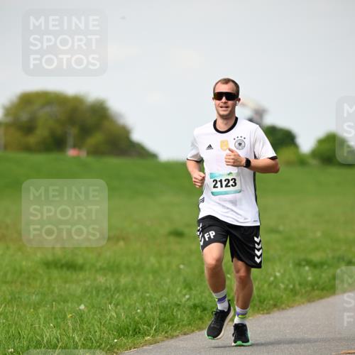10.05.2026 - 8. Wedeler Halbmarathon Dr. Thomas Lammeyer http://msf.ph/oto/9695585 10.05.2026 11:21:41 Laufen 2123 meine-sportfotos.de