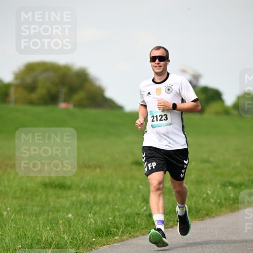10.05.2026 - 8. Wedeler Halbmarathon Dr. Thomas Lammeyer http://msf.ph/oto/9695588 10.05.2026 11:21:41 Laufen 2123 meine-sportfotos.de