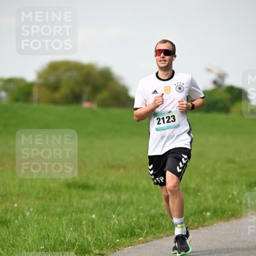 10.05.2026 - 8. Wedeler Halbmarathon Dr. Thomas Lammeyer http://msf.ph/oto/9695593 10.05.2026 11:21:42 Laufen 2123 meine-sportfotos.de
