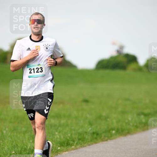 10.05.2026 - 8. Wedeler Halbmarathon Dr. Thomas Lammeyer http://msf.ph/oto/9695603 10.05.2026 11:21:43 Laufen 2123 meine-sportfotos.de