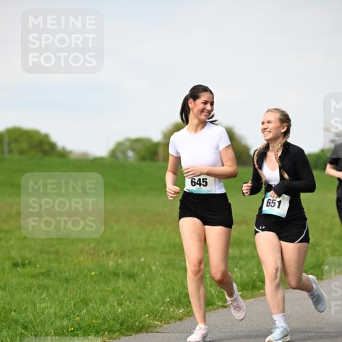 10.05.2026 - 8. Wedeler Halbmarathon Dr. Thomas Lammeyer http://msf.ph/oto/9695717 10.05.2026 11:21:52 Laufen 645, 651 meine-sportfotos.de