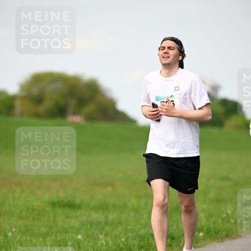 10.05.2026 - 8. Wedeler Halbmarathon Dr. Thomas Lammeyer http://msf.ph/oto/9695817 10.05.2026 11:22:10 Laufen  meine-sportfotos.de