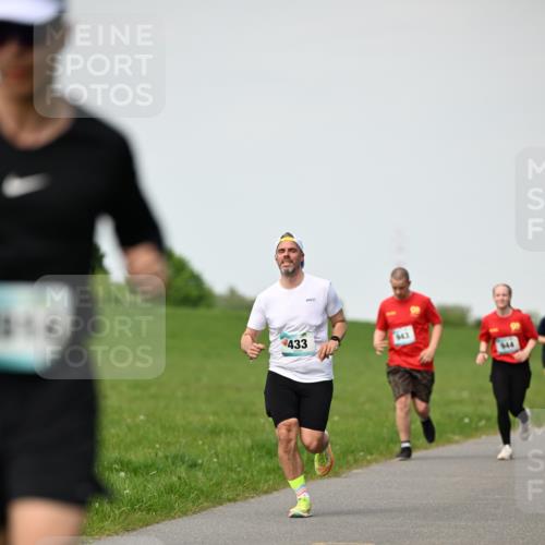 10.05.2026 - 8. Wedeler Halbmarathon Dr. Thomas Lammeyer http://msf.ph/oto/9695824 10.05.2026 11:22:12 Laufen 433, 944 meine-sportfotos.de