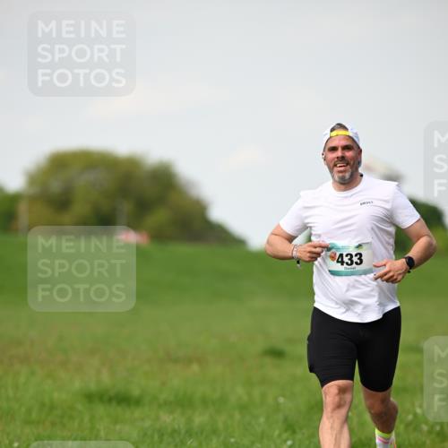 10.05.2026 - 8. Wedeler Halbmarathon Dr. Thomas Lammeyer http://msf.ph/oto/9695846 10.05.2026 11:22:14 Laufen 433 meine-sportfotos.de