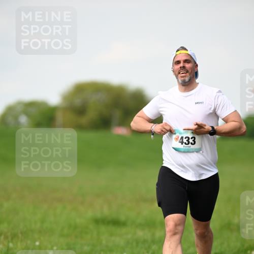 10.05.2026 - 8. Wedeler Halbmarathon Dr. Thomas Lammeyer http://msf.ph/oto/9695850 10.05.2026 11:22:15 Laufen 433 meine-sportfotos.de