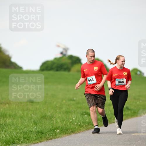 10.05.2026 - 8. Wedeler Halbmarathon Dr. Thomas Lammeyer http://msf.ph/oto/9695863 10.05.2026 11:22:18 Laufen 943, 944 meine-sportfotos.de