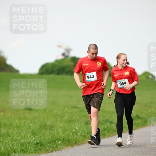 10.05.2026 - 8. Wedeler Halbmarathon Dr. Thomas Lammeyer http://msf.ph/oto/9695865 10.05.2026 11:22:18 Laufen 943, 944 meine-sportfotos.de
