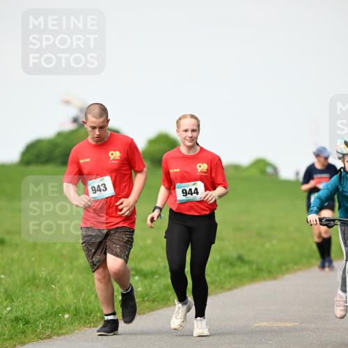 10.05.2026 - 8. Wedeler Halbmarathon Dr. Thomas Lammeyer http://msf.ph/oto/9695867 10.05.2026 11:22:19 Laufen 943, 944 meine-sportfotos.de