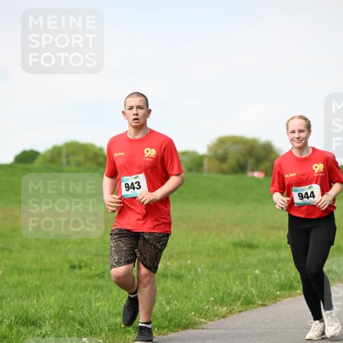 10.05.2026 - 8. Wedeler Halbmarathon Dr. Thomas Lammeyer http://msf.ph/oto/9695872 10.05.2026 11:22:22 Laufen 943, 944 meine-sportfotos.de