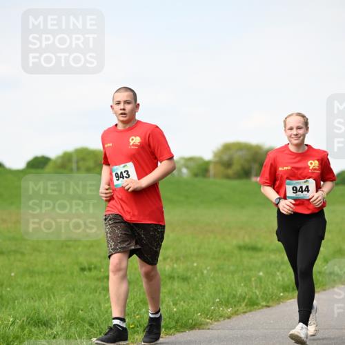 10.05.2026 - 8. Wedeler Halbmarathon Dr. Thomas Lammeyer http://msf.ph/oto/9695873 10.05.2026 11:22:22 Laufen 943, 944 meine-sportfotos.de