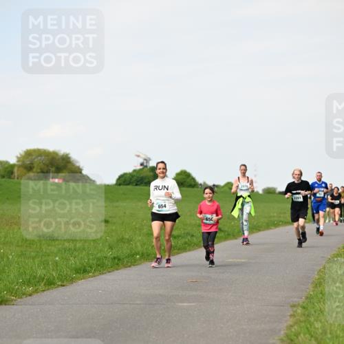 10.05.2026 - 8. Wedeler Halbmarathon Dr. Thomas Lammeyer http://msf.ph/oto/9695921 10.05.2026 11:22:32 Laufen 654, 2070, 2201 meine-sportfotos.de