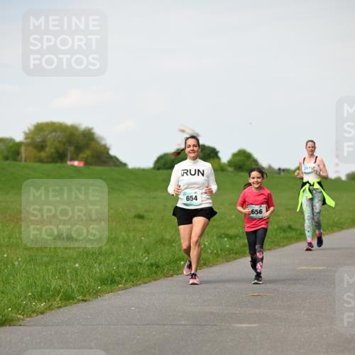 10.05.2026 - 8. Wedeler Halbmarathon Dr. Thomas Lammeyer http://msf.ph/oto/9695924 10.05.2026 11:22:32 Laufen 654, 656, 2070 meine-sportfotos.de