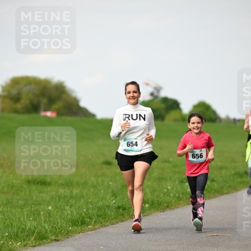 10.05.2026 - 8. Wedeler Halbmarathon Dr. Thomas Lammeyer http://msf.ph/oto/9695927 10.05.2026 11:22:33 Laufen 654, 656 meine-sportfotos.de